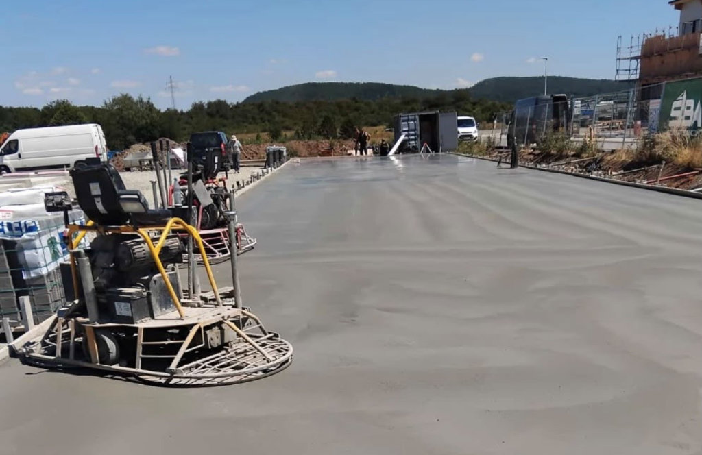 Fertige Betonfläche mit Glättmaschine