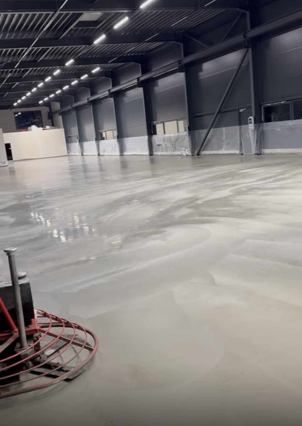Fertige Industriehalle mit bearbeiteter Betonfläche