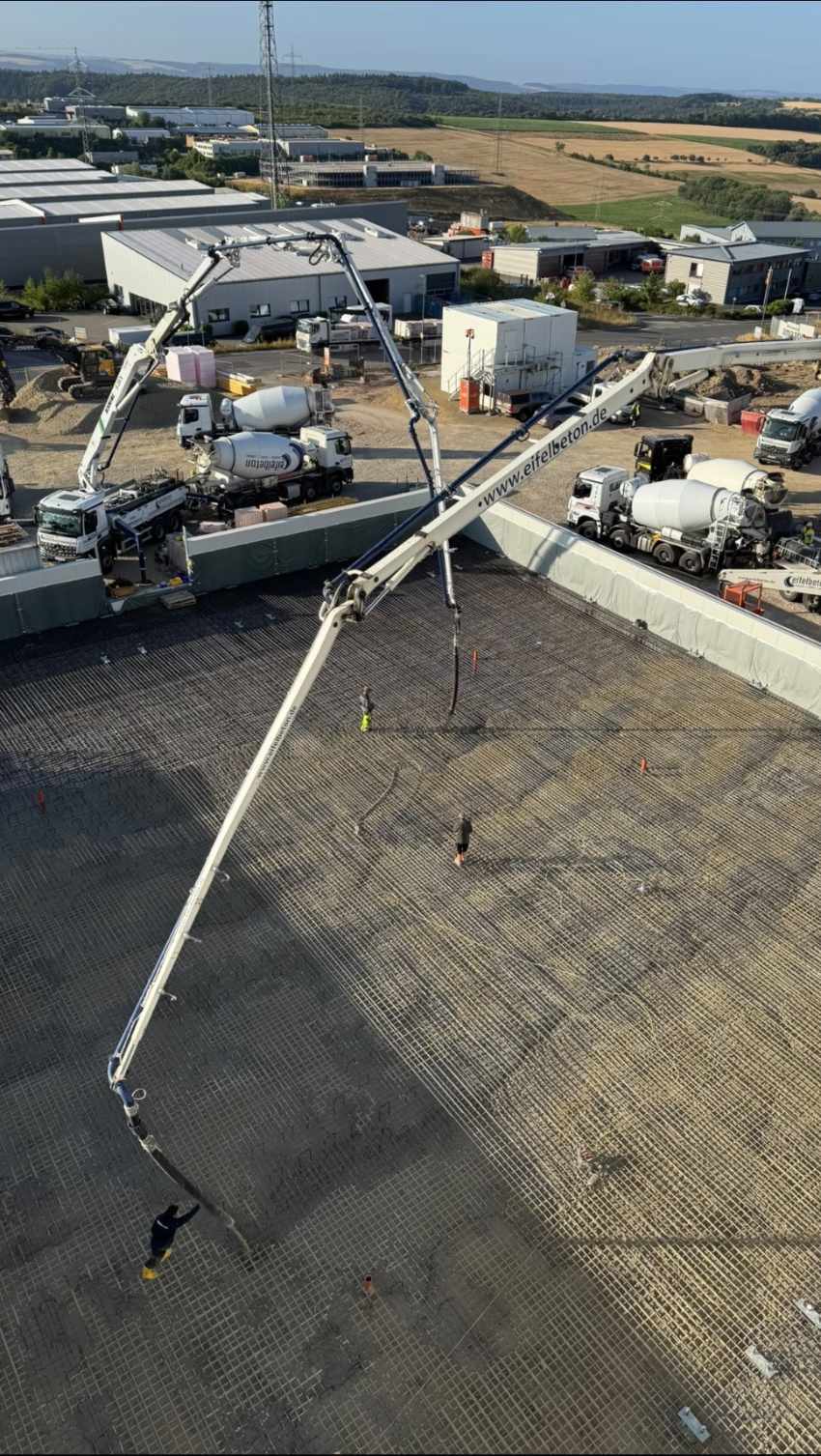 Großbaustelle mit Betonpumpe im Industrie- und Gewerbebau